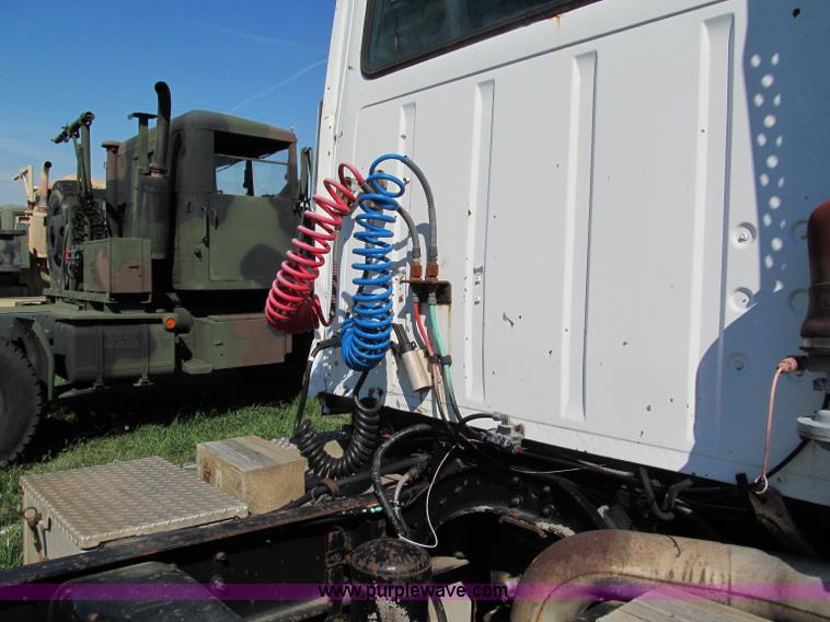 image for item E2166 1987 Ford L9000 semi truck