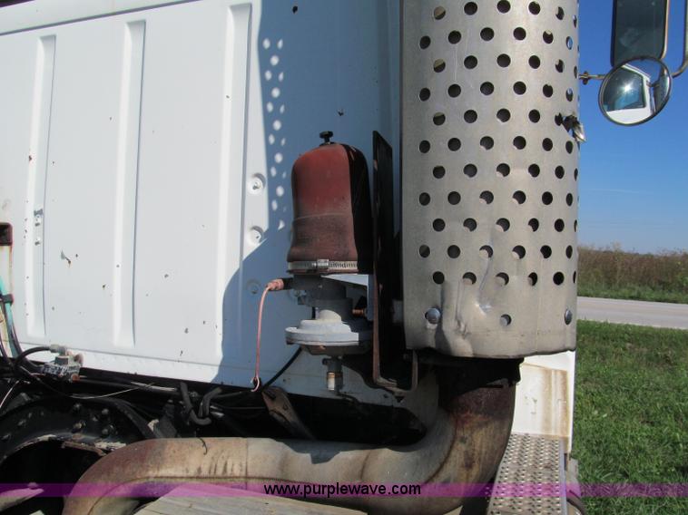 image for item E2166 1987 Ford L9000 semi truck