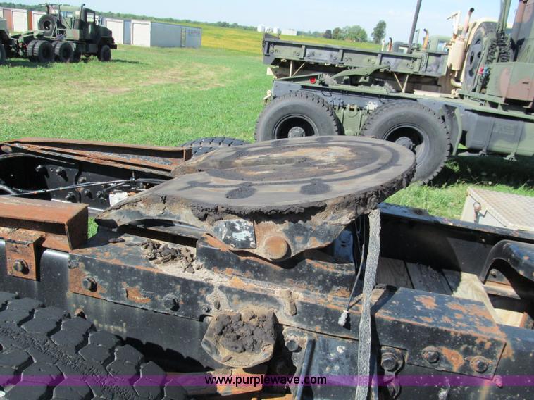 image for item E2166 1987 Ford L9000 semi truck