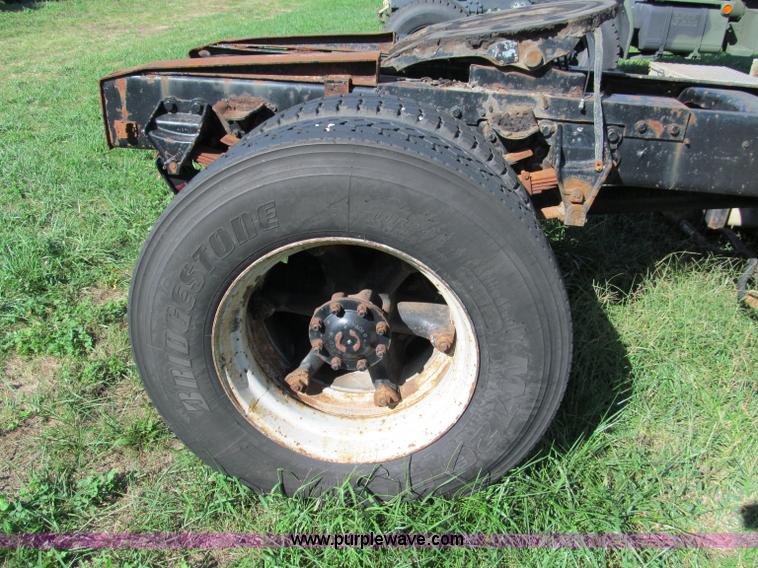 image for item E2166 1987 Ford L9000 semi truck