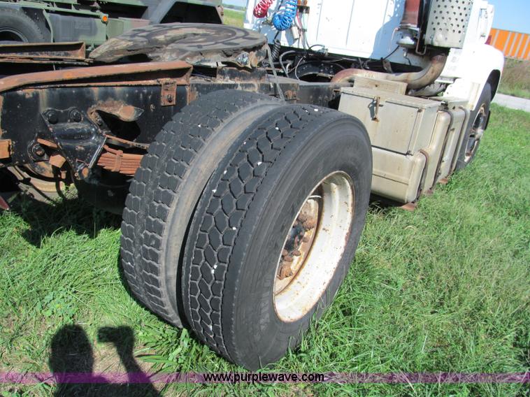 image for item E2166 1987 Ford L9000 semi truck