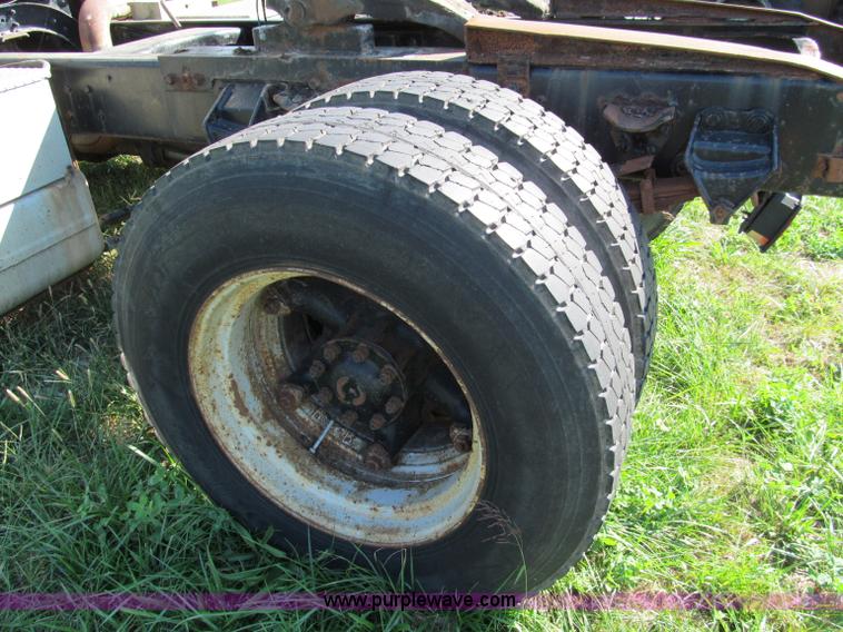 image for item E2166 1987 Ford L9000 semi truck