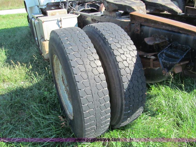 image for item E2166 1987 Ford L9000 semi truck