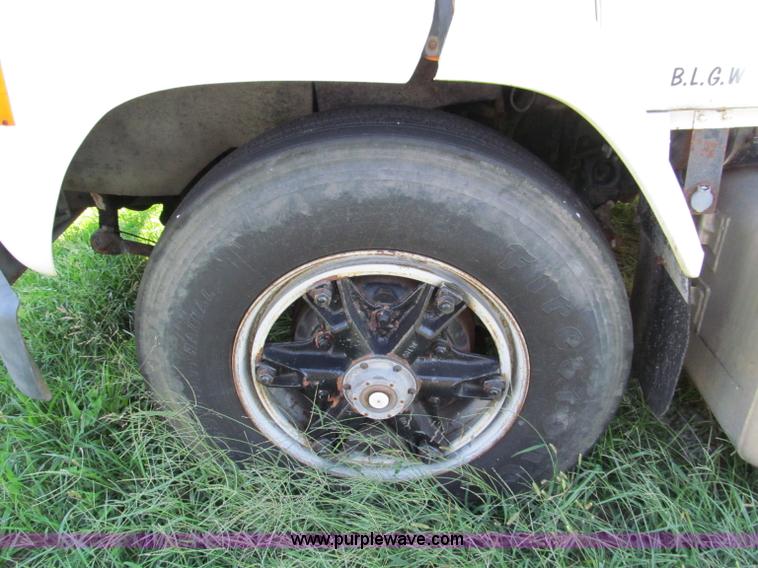 image for item E2166 1987 Ford L9000 semi truck