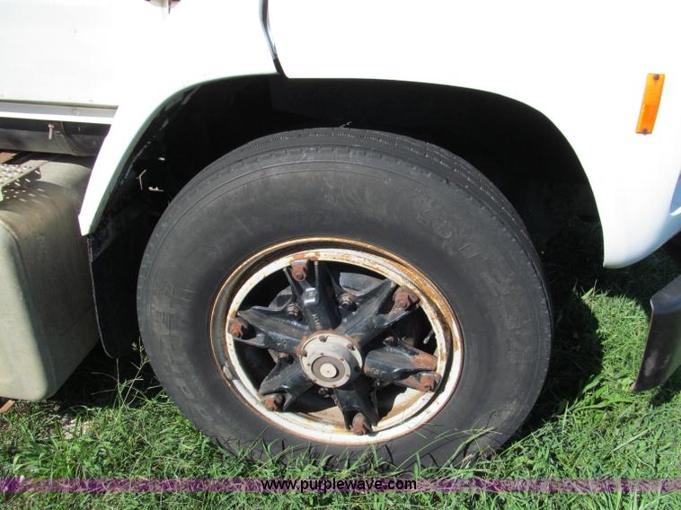 image for item E2166 1987 Ford L9000 semi truck