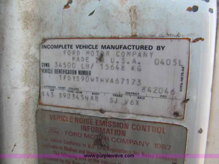 image for item E2166 1987 Ford L9000 semi truck