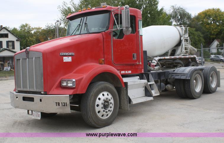 image for item F2639 2001 Kenworth T800B semi truck