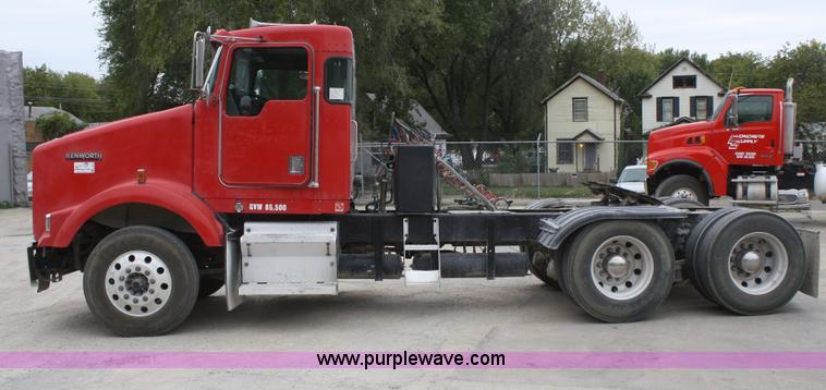 image for item F2639 2001 Kenworth T800B semi truck