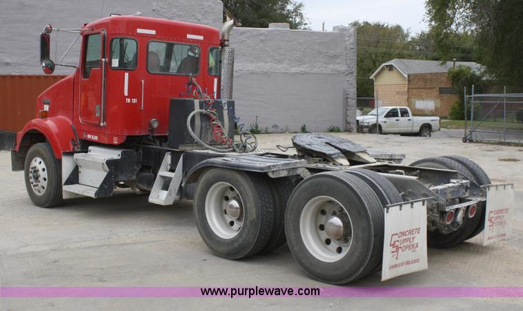 image for item F2639 2001 Kenworth T800B semi truck