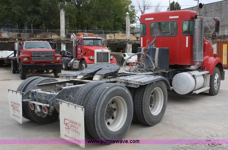 image for item F2639 2001 Kenworth T800B semi truck