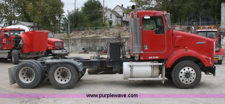 image for item F2639 2001 Kenworth T800B semi truck