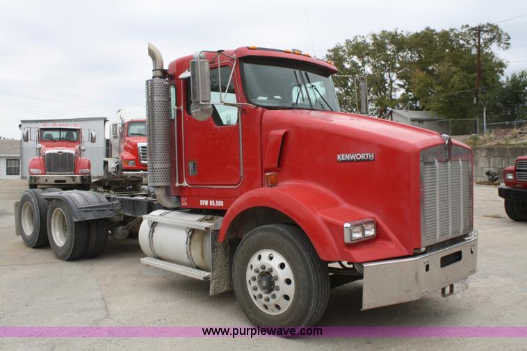 image for item F2639 2001 Kenworth T800B semi truck