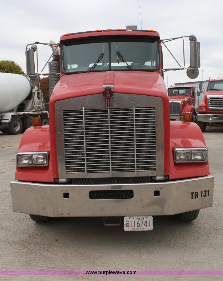 image for item F2639 2001 Kenworth T800B semi truck