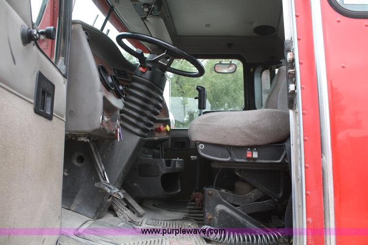 image for item F2639 2001 Kenworth T800B semi truck