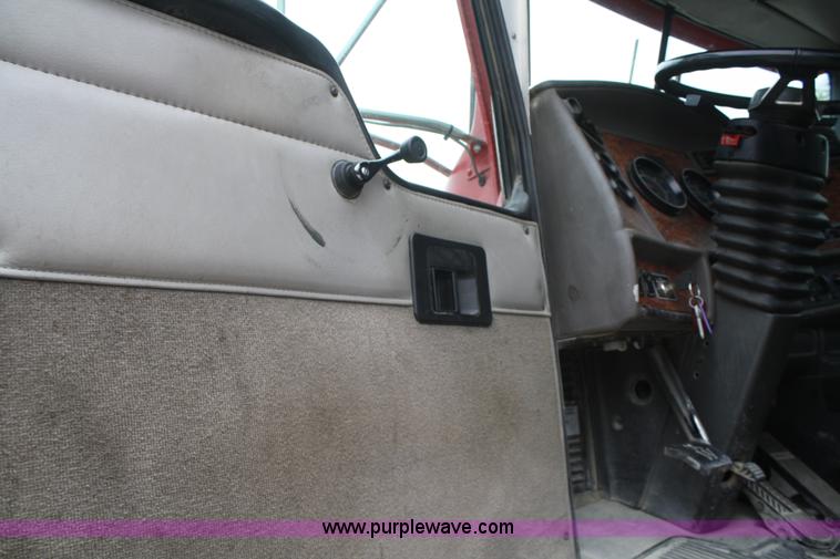 image for item F2639 2001 Kenworth T800B semi truck