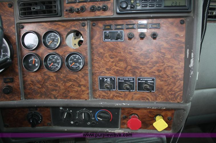 image for item F2639 2001 Kenworth T800B semi truck