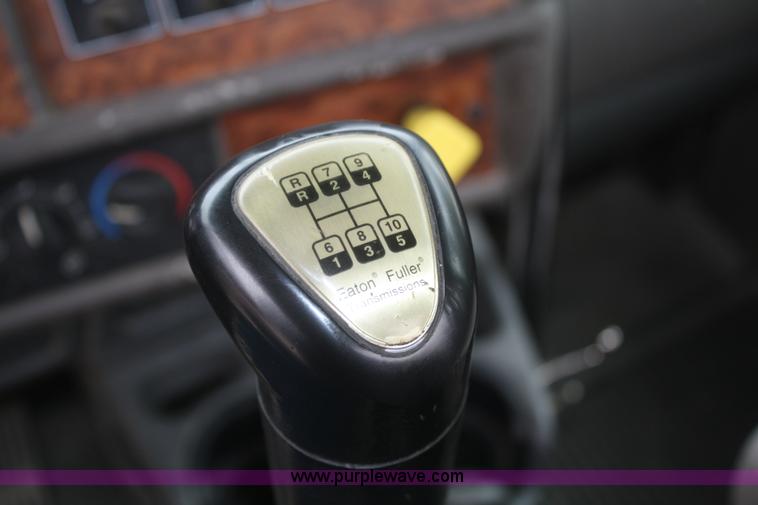 image for item F2639 2001 Kenworth T800B semi truck