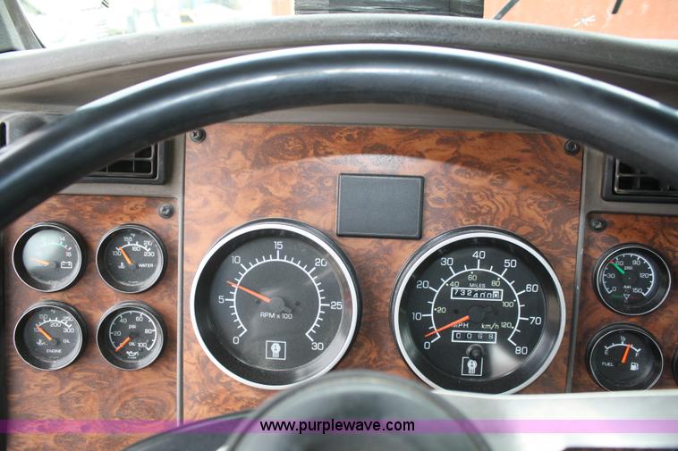 image for item F2639 2001 Kenworth T800B semi truck