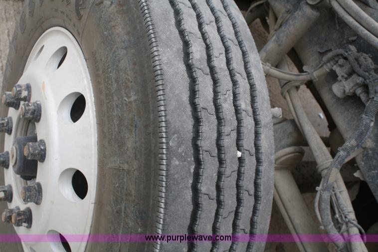 image for item F2639 2001 Kenworth T800B semi truck