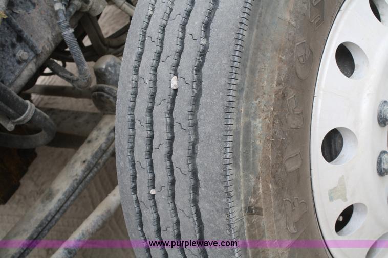 image for item F2639 2001 Kenworth T800B semi truck