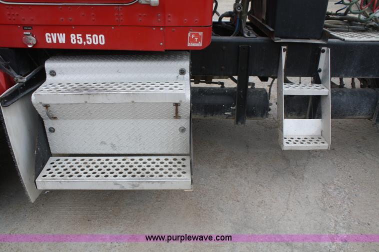 image for item F2639 2001 Kenworth T800B semi truck