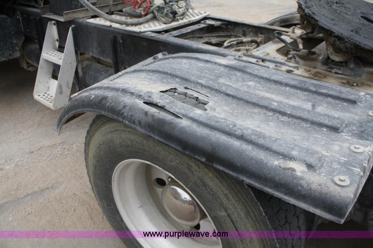 image for item F2639 2001 Kenworth T800B semi truck