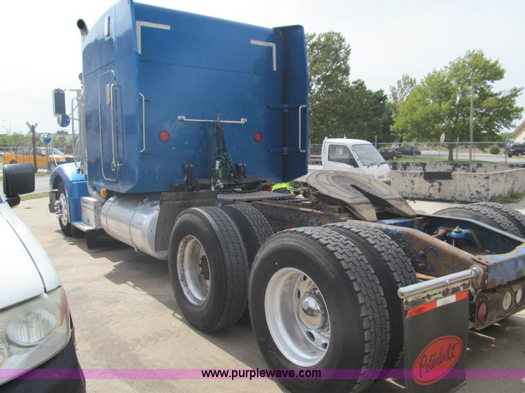 image for item F3028 1998 Peterbilt 377 semi truck