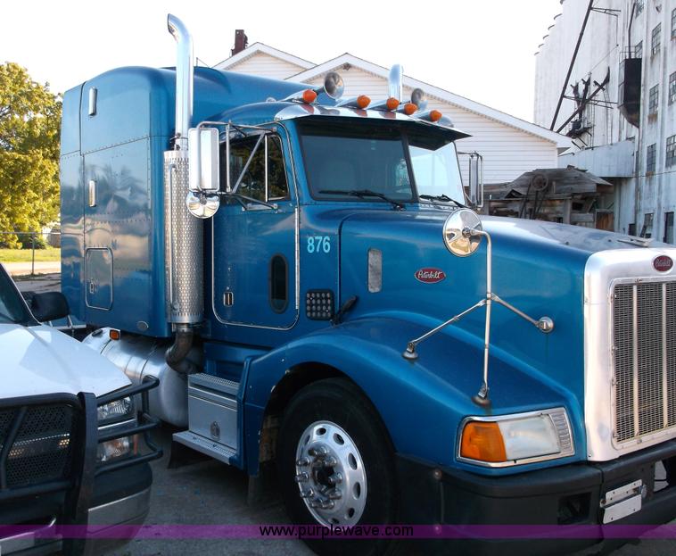 image for item F3028 1998 Peterbilt 377 semi truck
