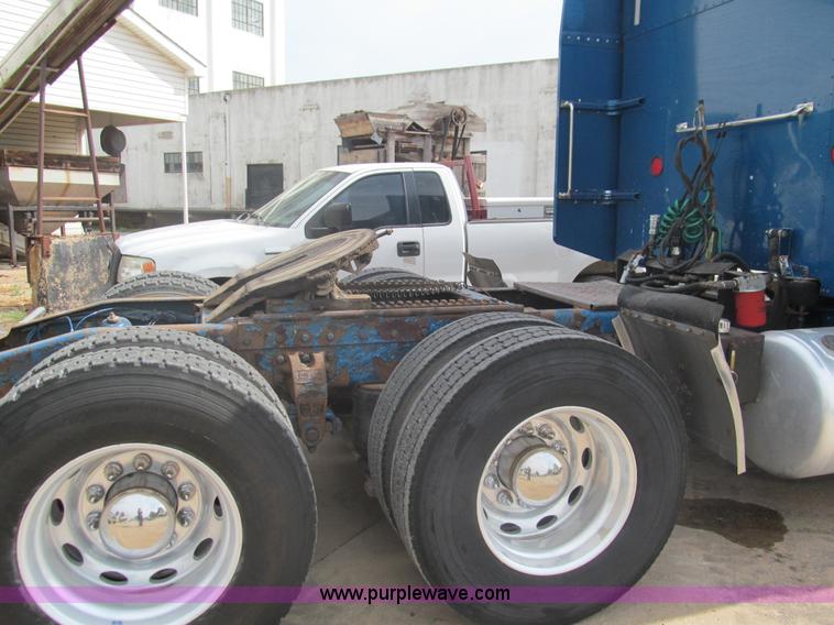 image for item F3028 1998 Peterbilt 377 semi truck
