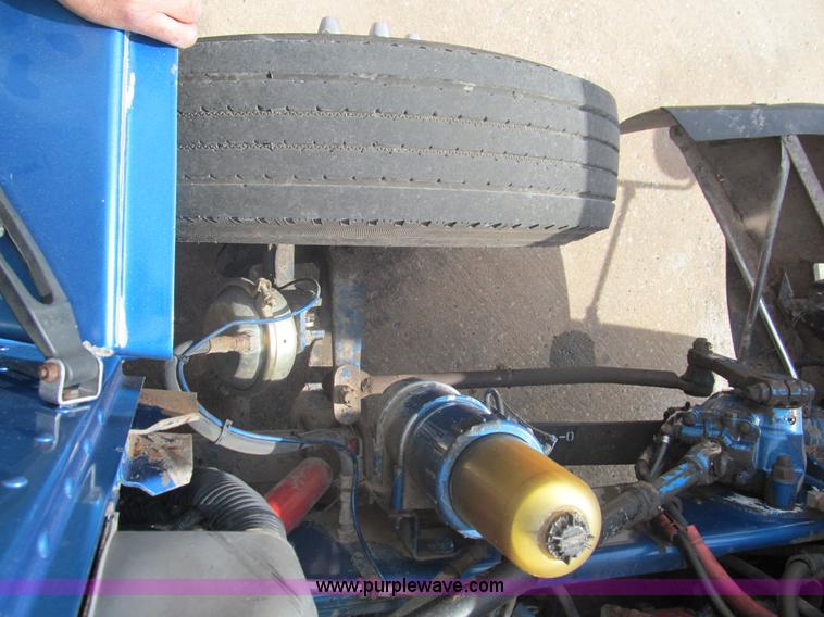 image for item F3028 1998 Peterbilt 377 semi truck