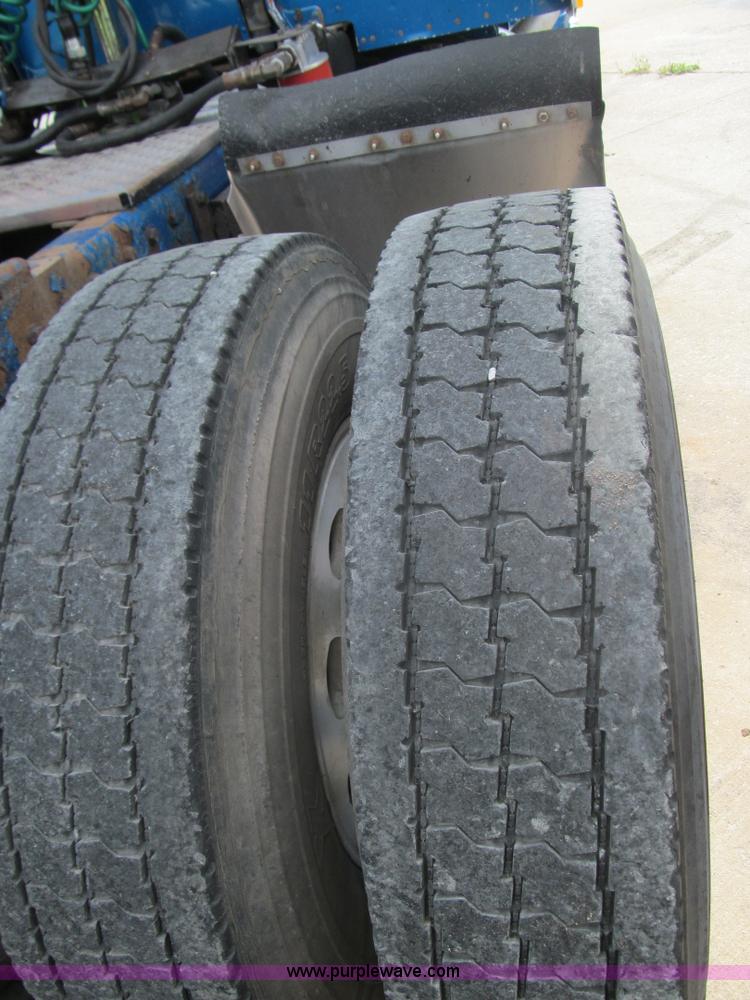 image for item F3028 1998 Peterbilt 377 semi truck