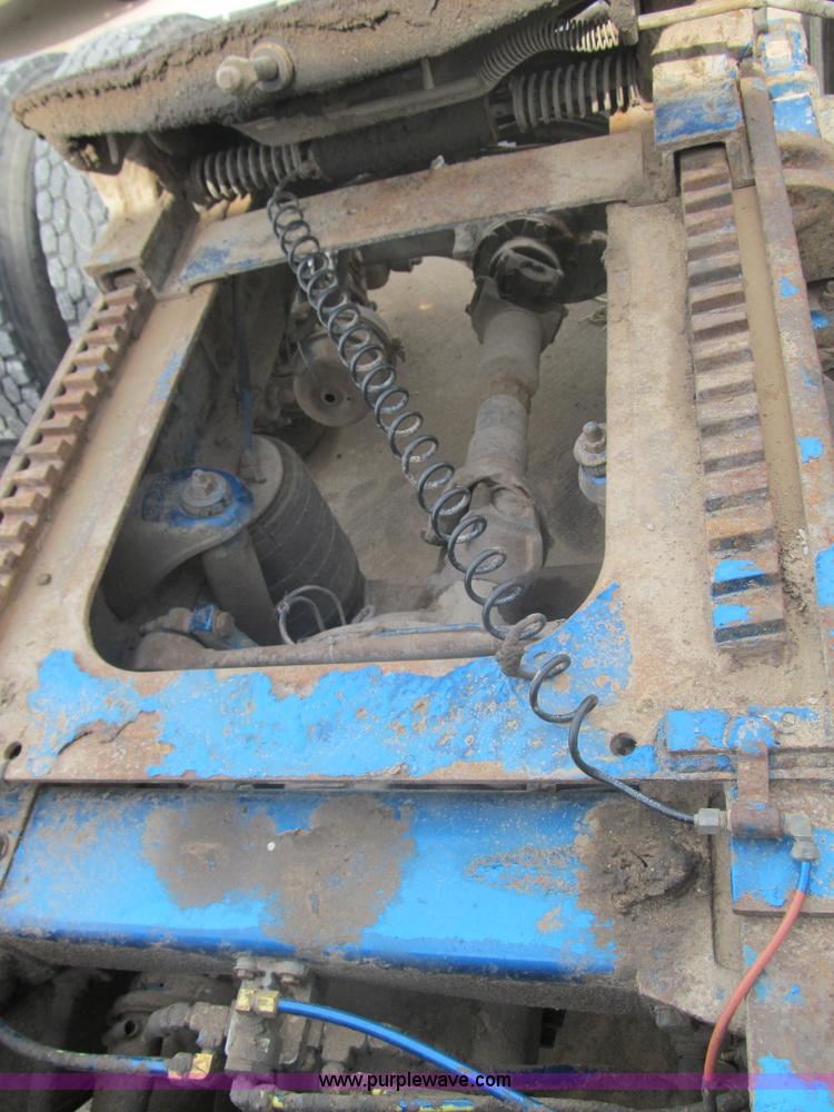 image for item F3028 1998 Peterbilt 377 semi truck