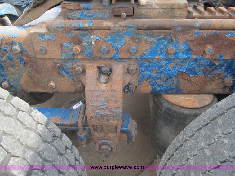 image for item F3028 1998 Peterbilt 377 semi truck