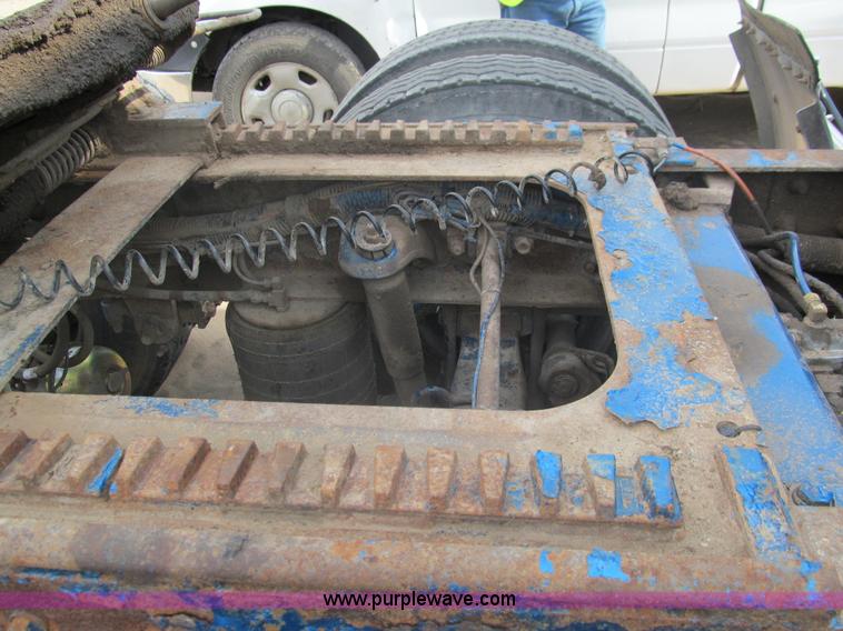 image for item F3028 1998 Peterbilt 377 semi truck