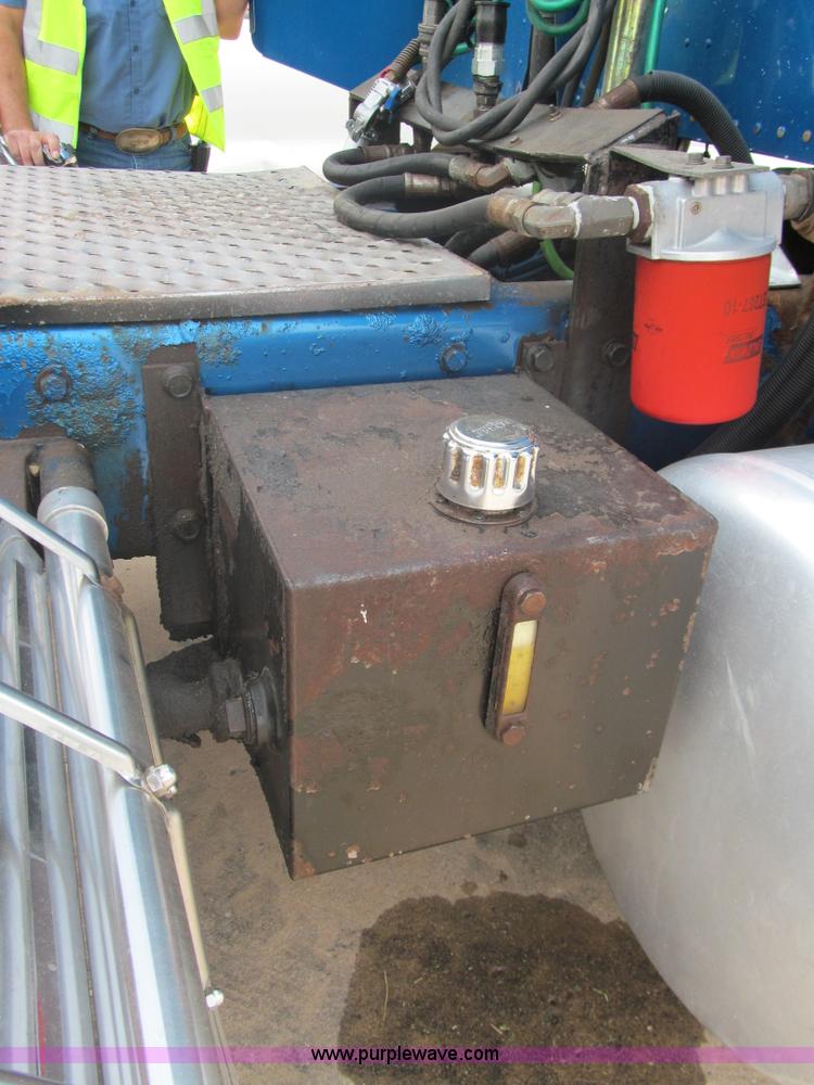 image for item F3028 1998 Peterbilt 377 semi truck