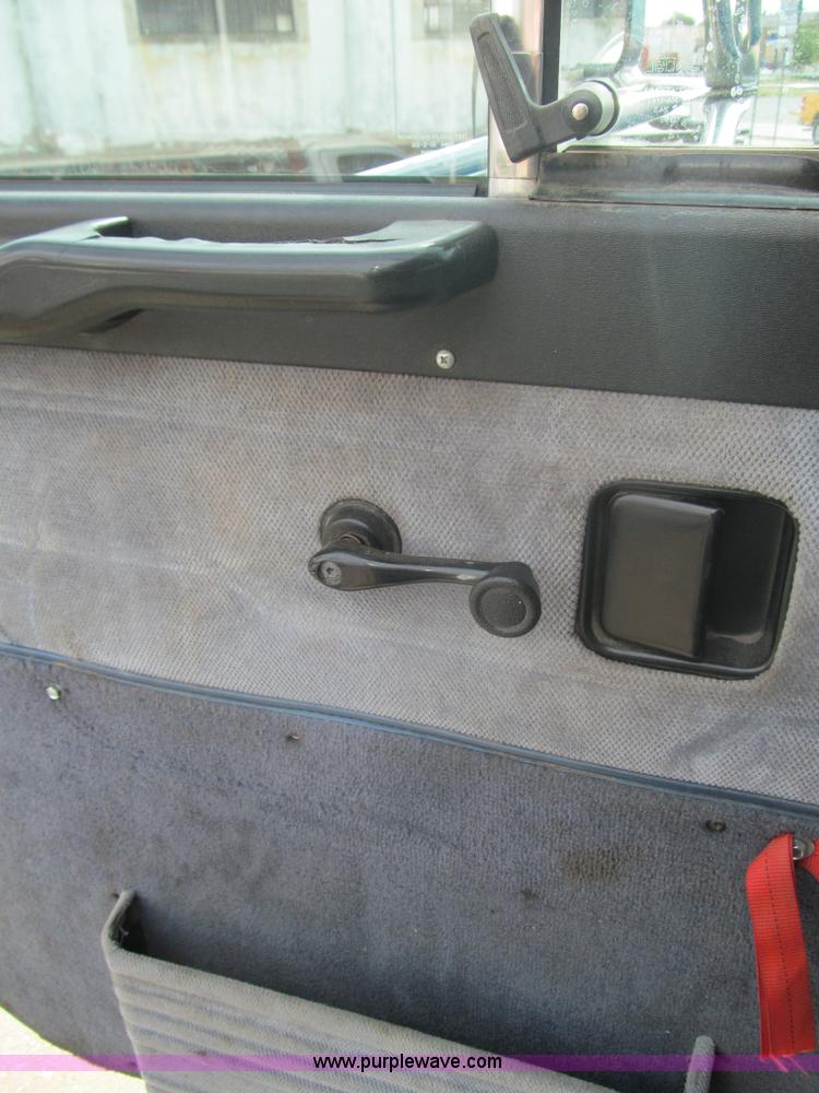 image for item F3028 1998 Peterbilt 377 semi truck