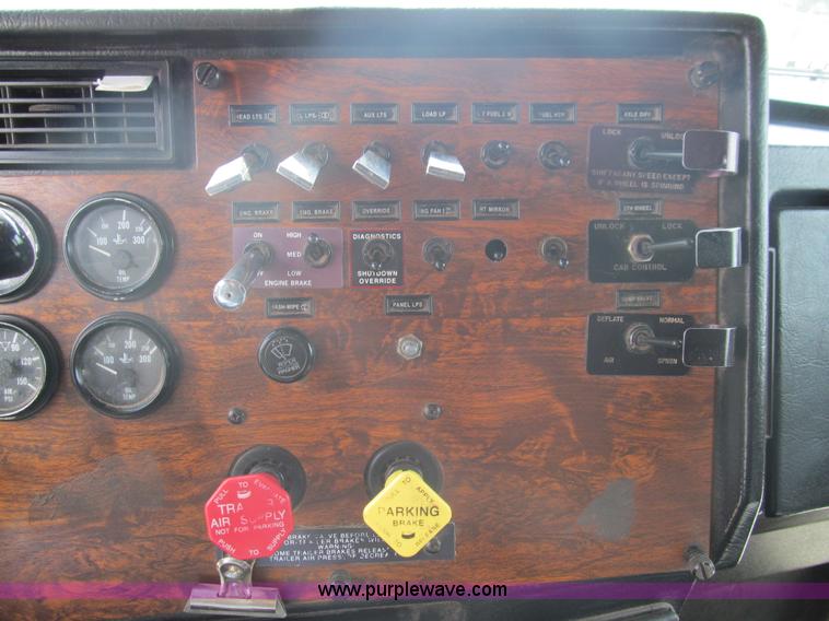 image for item F3028 1998 Peterbilt 377 semi truck