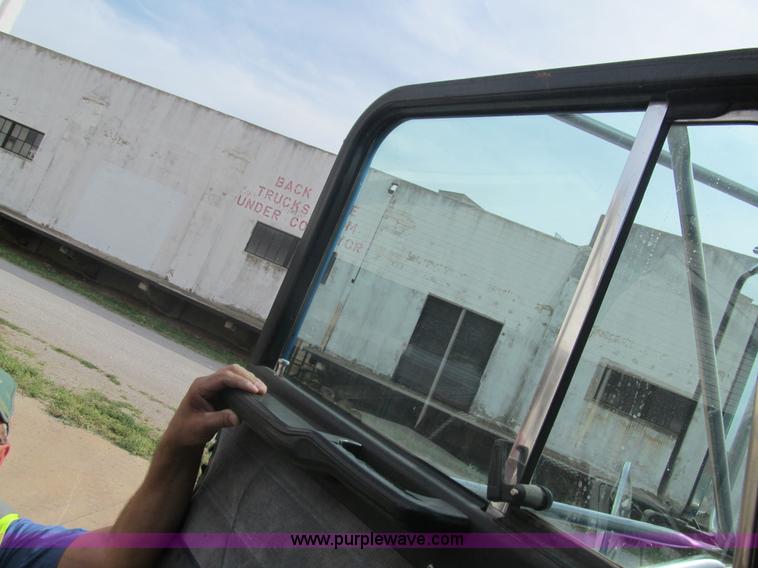 image for item F3028 1998 Peterbilt 377 semi truck