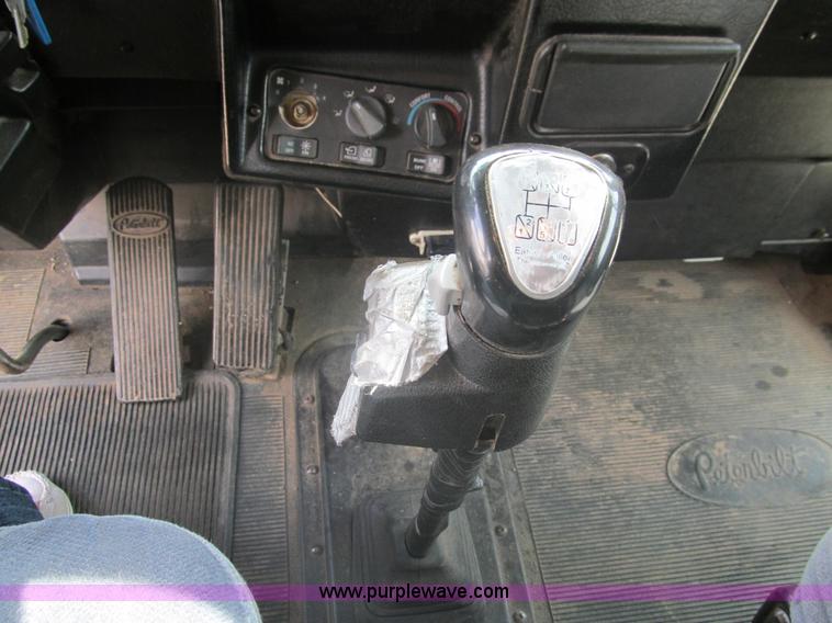 image for item F3028 1998 Peterbilt 377 semi truck