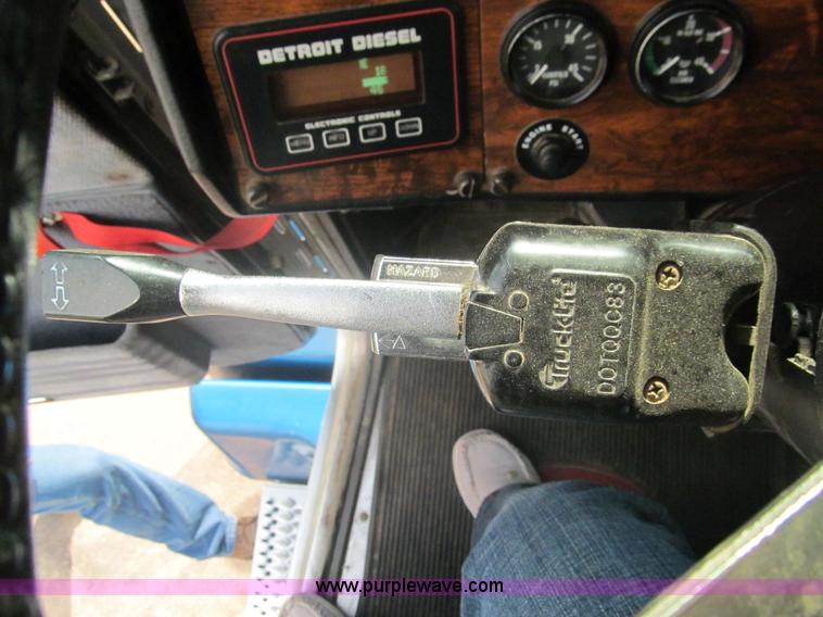 image for item F3028 1998 Peterbilt 377 semi truck