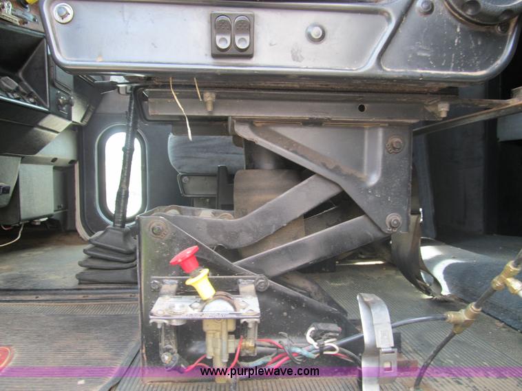 image for item F3028 1998 Peterbilt 377 semi truck