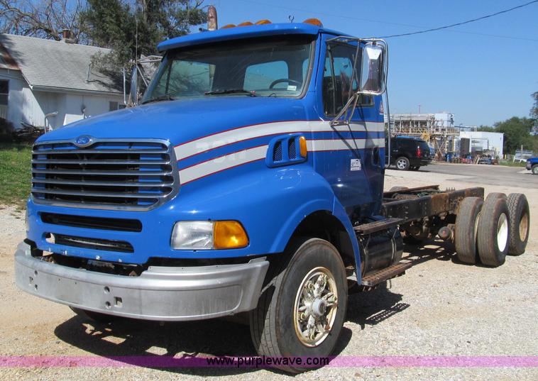 image for item F4605 1997 Ford Louisville 113 semi truck cab and chassis