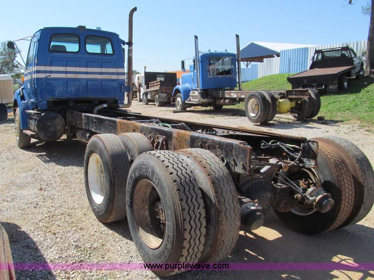 image for item F4605 1997 Ford Louisville 113 semi truck cab and chassis