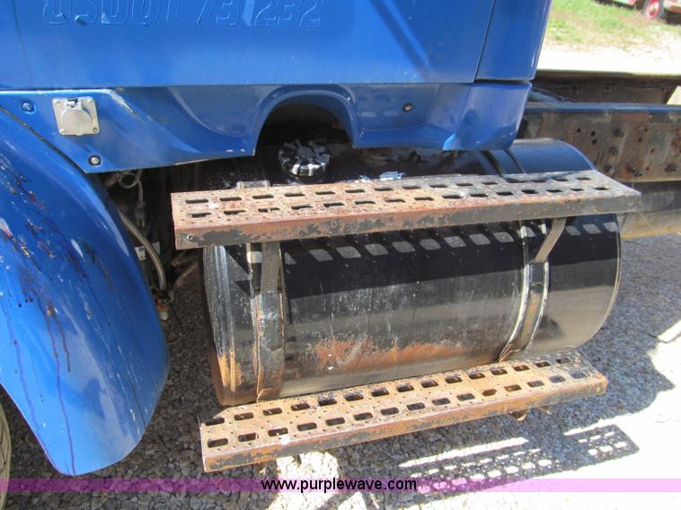 image for item F4605 1997 Ford Louisville 113 semi truck cab and chassis