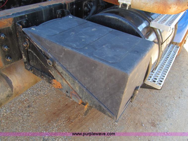 image for item F4605 1997 Ford Louisville 113 semi truck cab and chassis