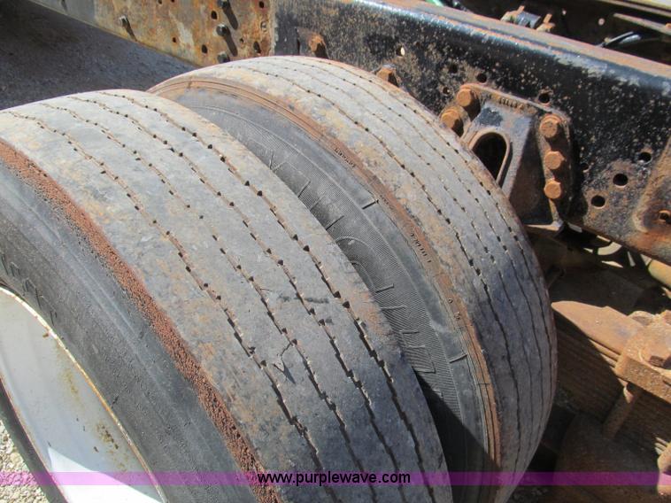 image for item F4605 1997 Ford Louisville 113 semi truck cab and chassis