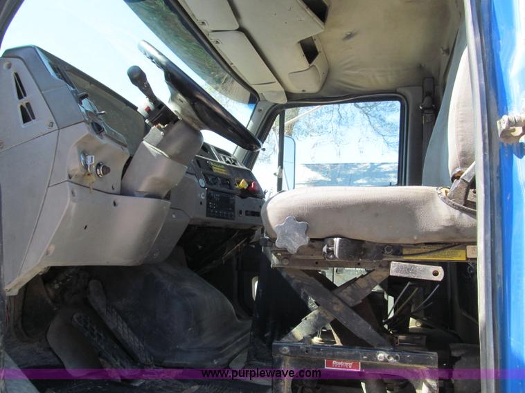 image for item F4605 1997 Ford Louisville 113 semi truck cab and chassis