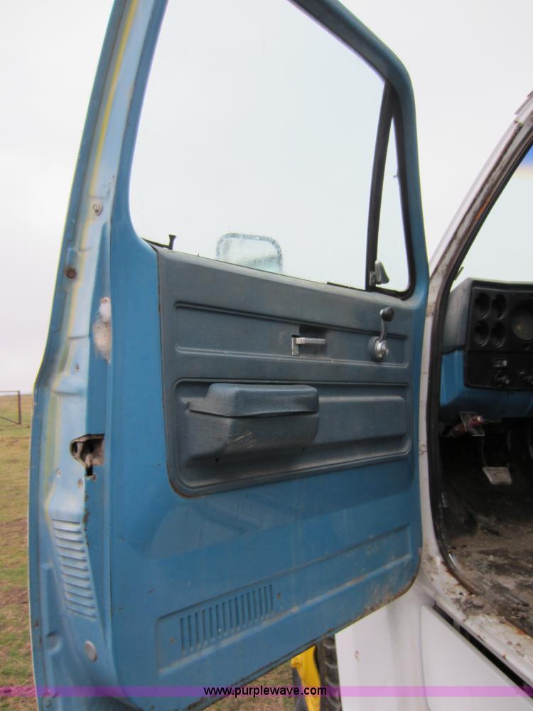 image for item A5618 1975 GMC 6000 drilling truck