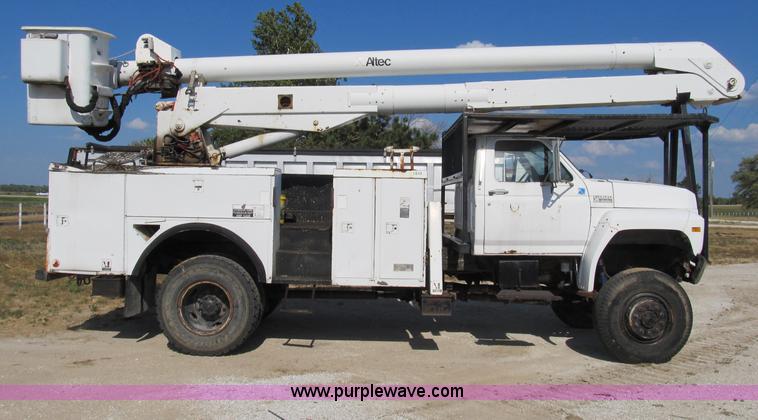 image for item B2796 1989 Ford F800 bucket truck