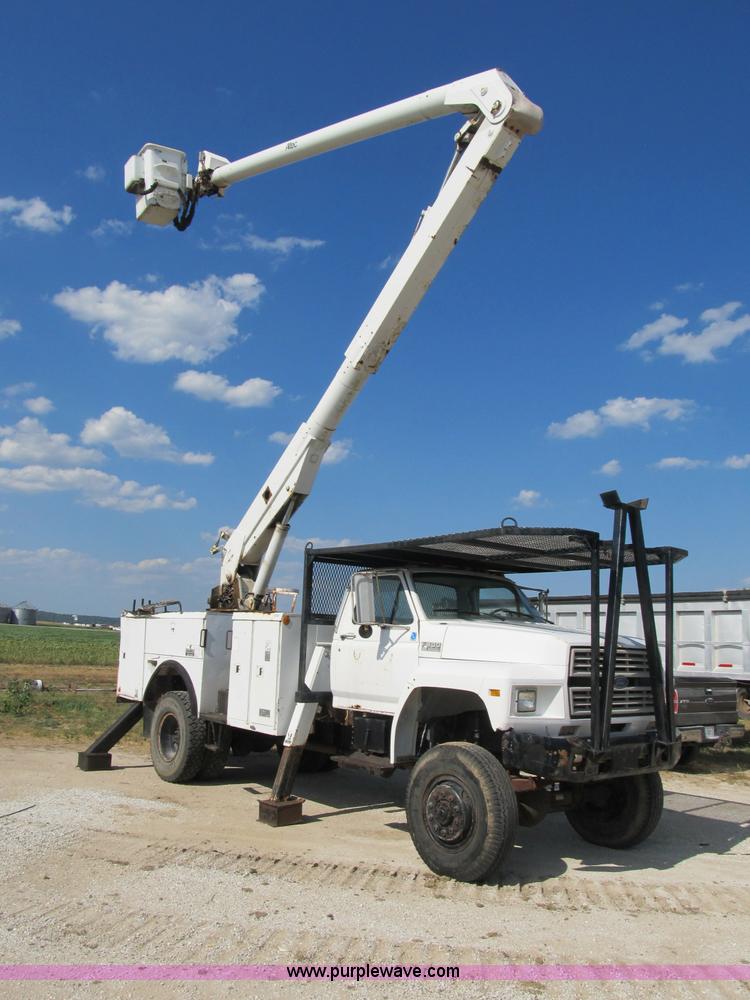 image for item B2796 1989 Ford F800 bucket truck